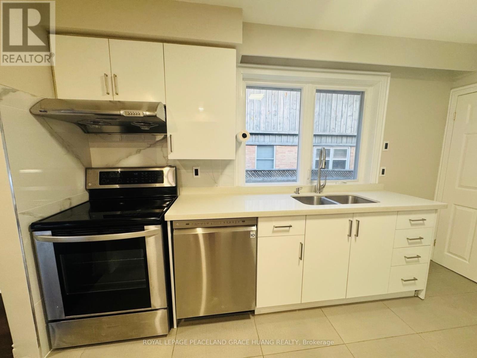 420 Paliser Crescent S, Richmond Hill, ON - Indoor Photo Showing Kitchen With Double Sink