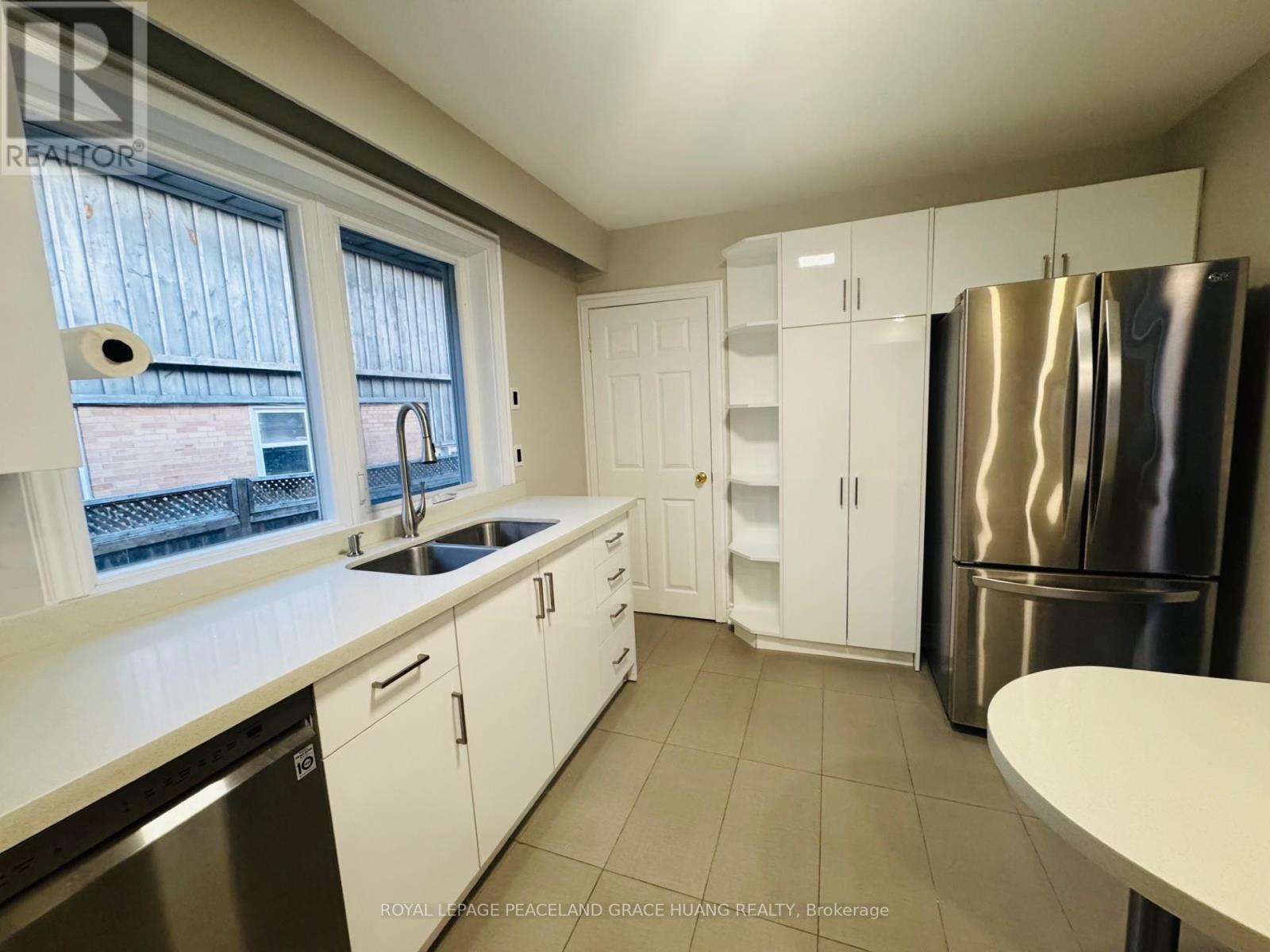 420 Paliser Crescent S, Richmond Hill, ON - Indoor Photo Showing Kitchen With Double Sink