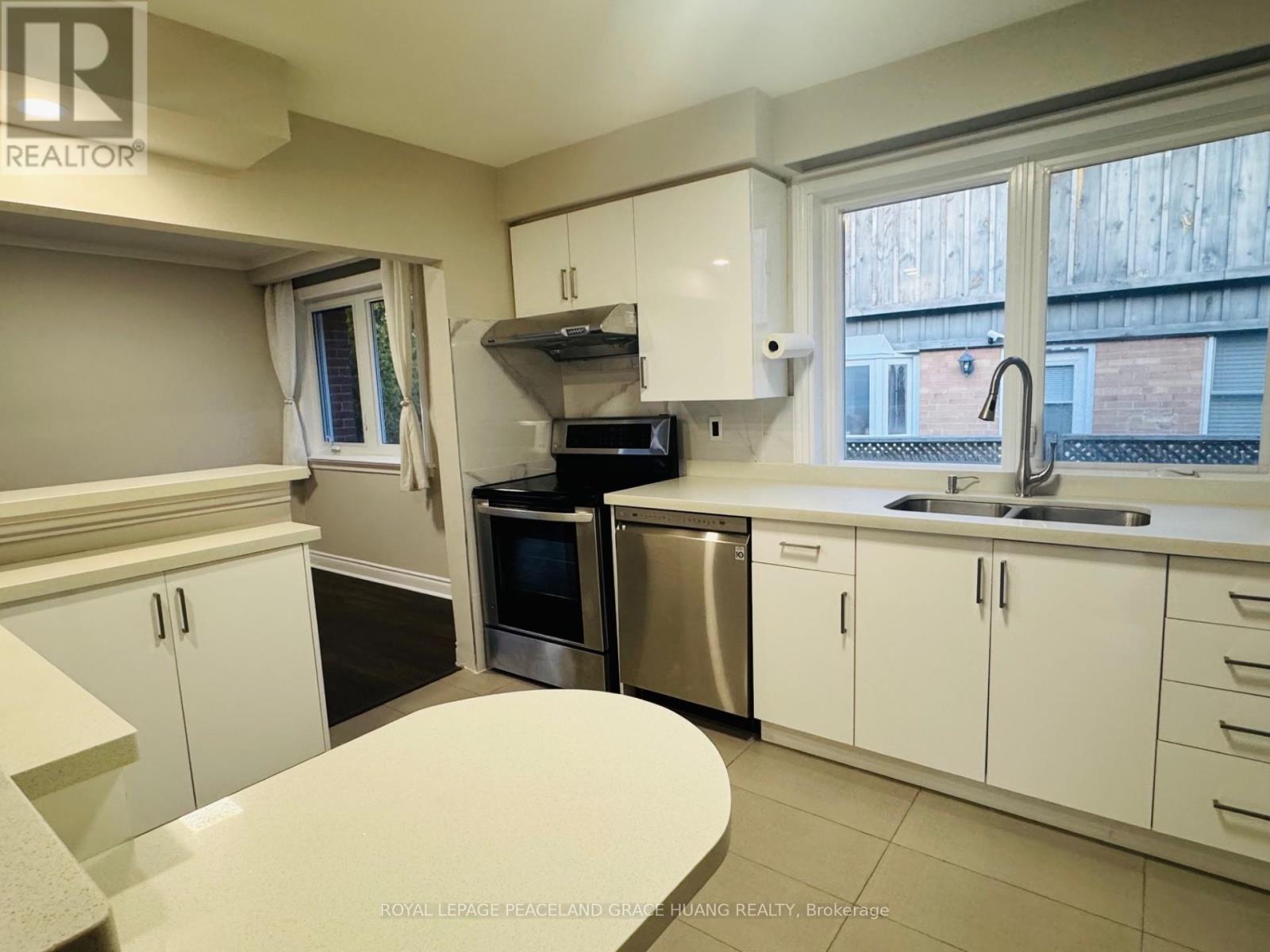 420 Paliser Crescent S, Richmond Hill, ON - Indoor Photo Showing Kitchen With Double Sink