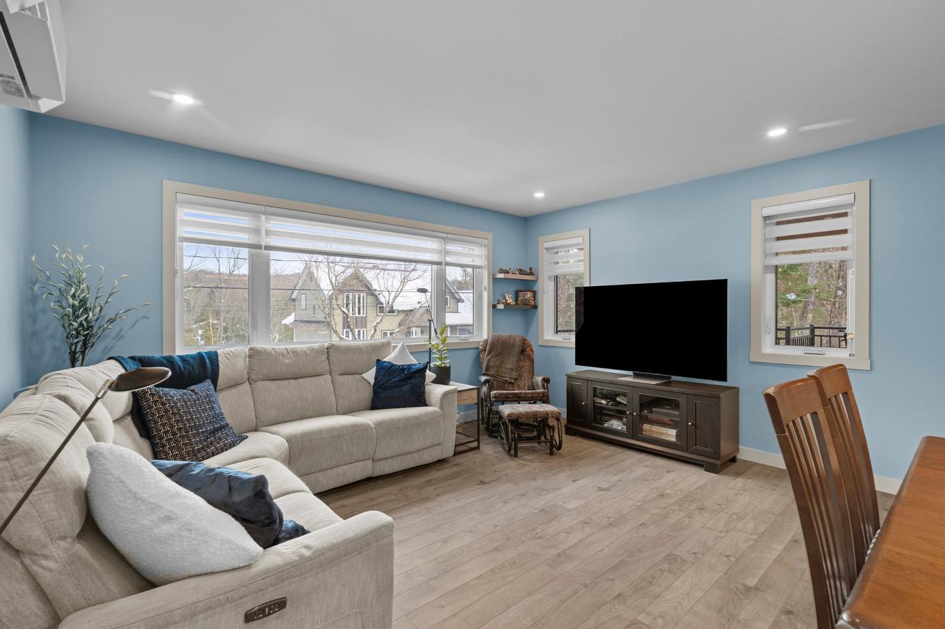 Salle familiale - 4030 Ch. Plaisance, Sainte-Julienne, QC - Indoor Photo Showing Living Room