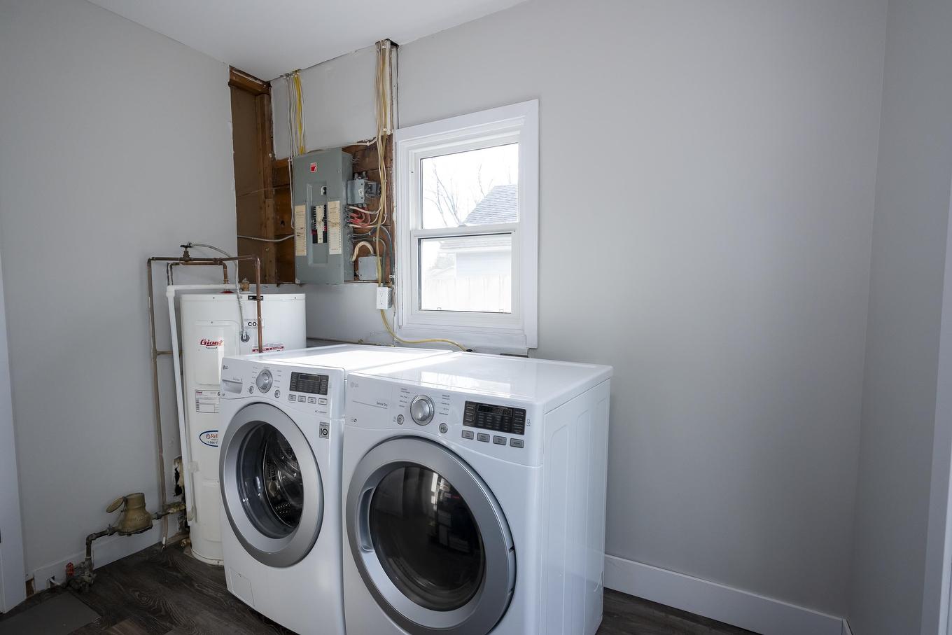 348 Frankwood Avenue, Thunder Bay, ON - Indoor Photo Showing Laundry Room
