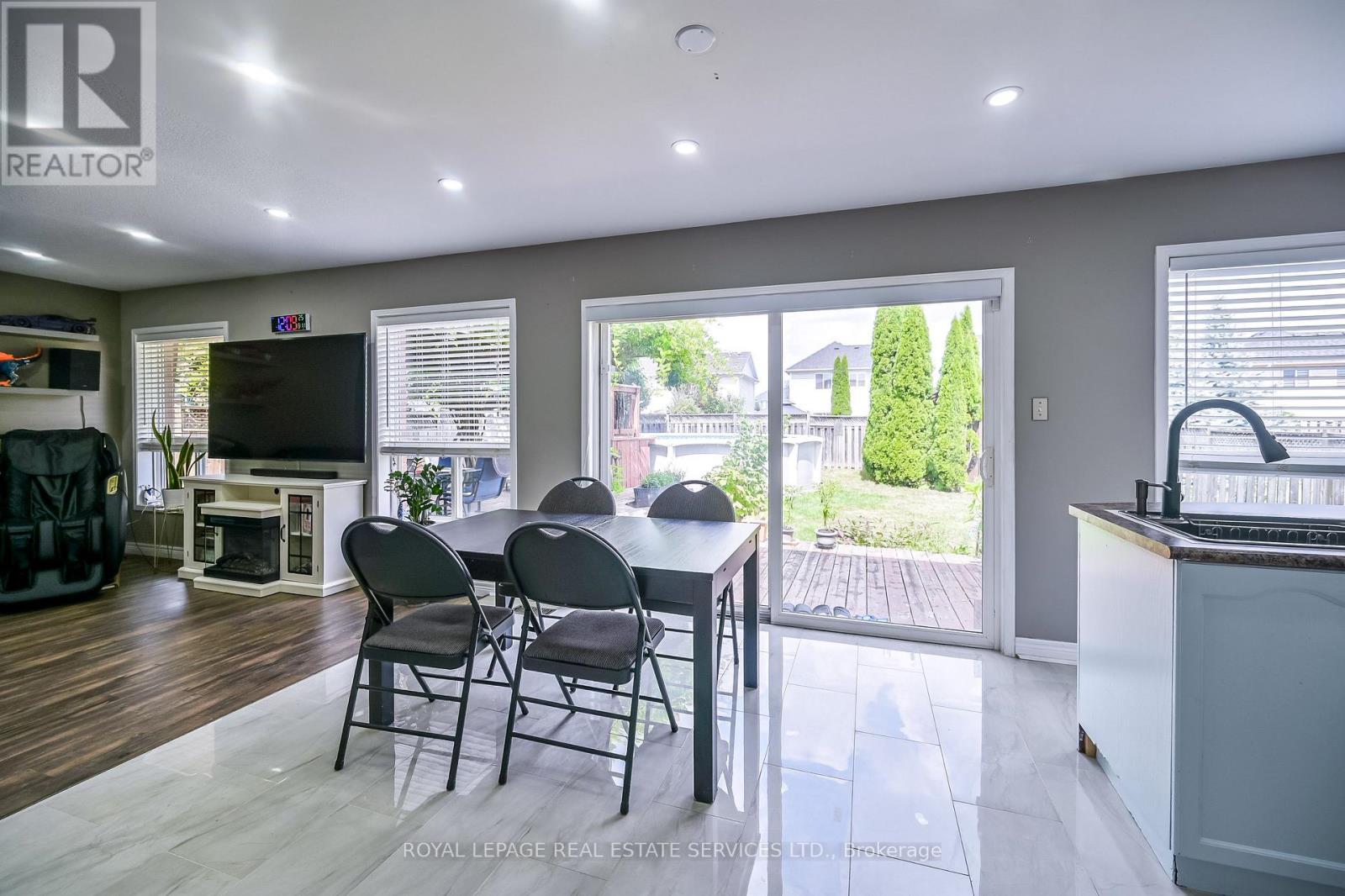 118 Blackburn Drive, Brantford, ON - Indoor