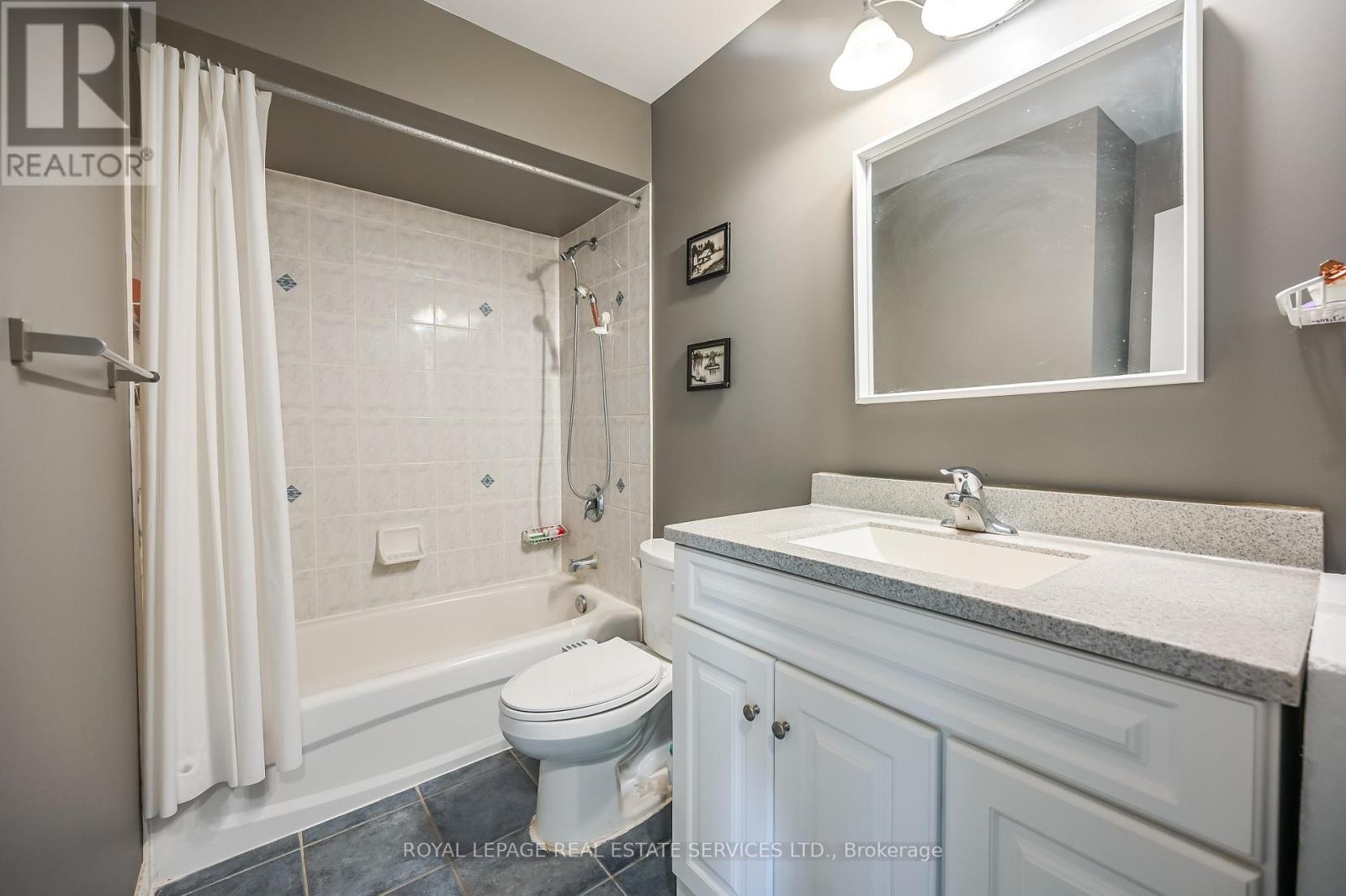 118 Blackburn Drive, Brantford, ON - Indoor Photo Showing Bathroom