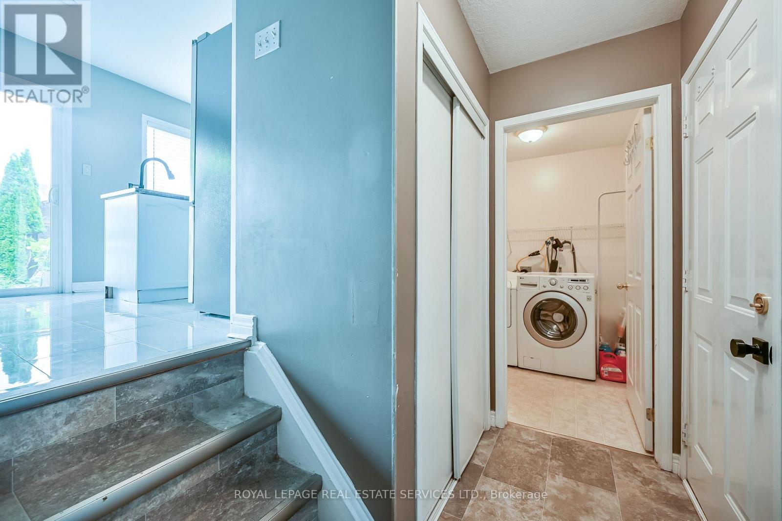 118 Blackburn Drive, Brantford, ON - Indoor Photo Showing Laundry Room
