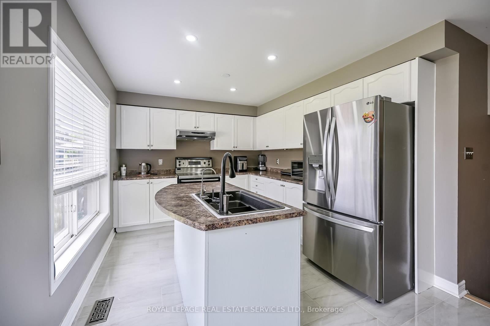 118 Blackburn Drive, Brantford, ON - Indoor Photo Showing Kitchen With Stainless Steel Kitchen With Double Sink