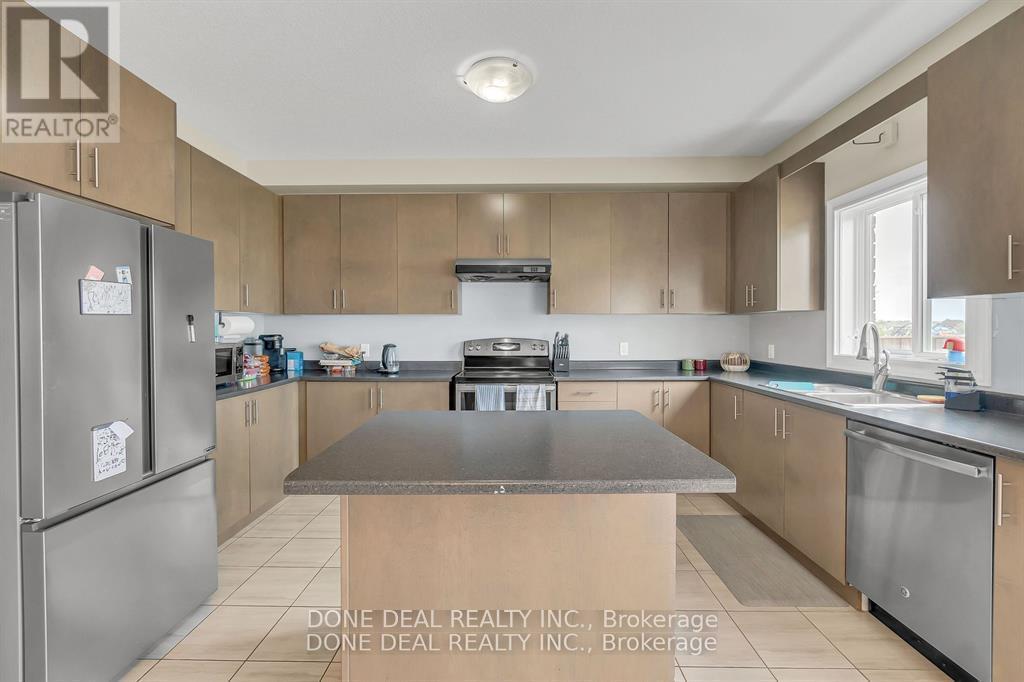 109 Showcase Drive, Hamilton, ON - Indoor Photo Showing Kitchen
