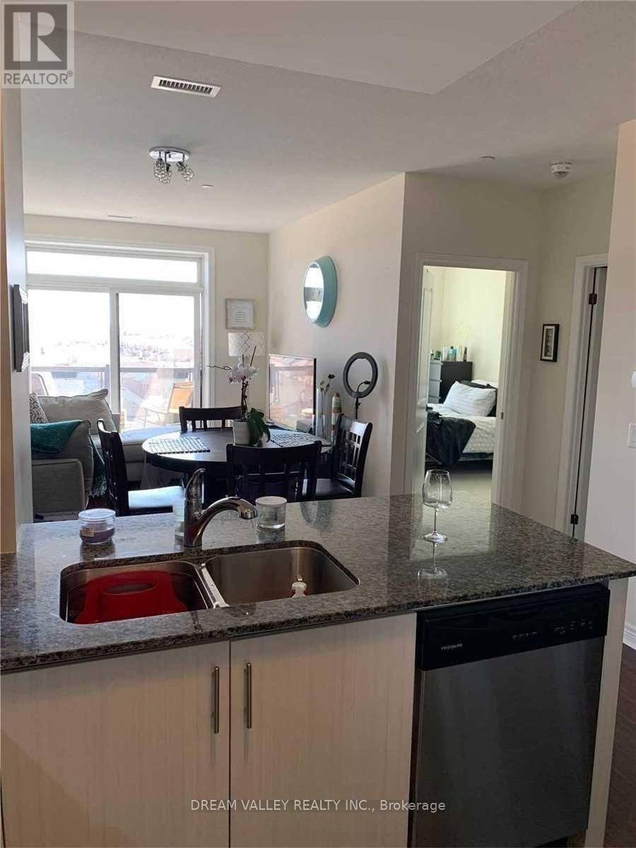 712 - 7325 Markham Road, Markham, ON - Indoor Photo Showing Kitchen With Double Sink