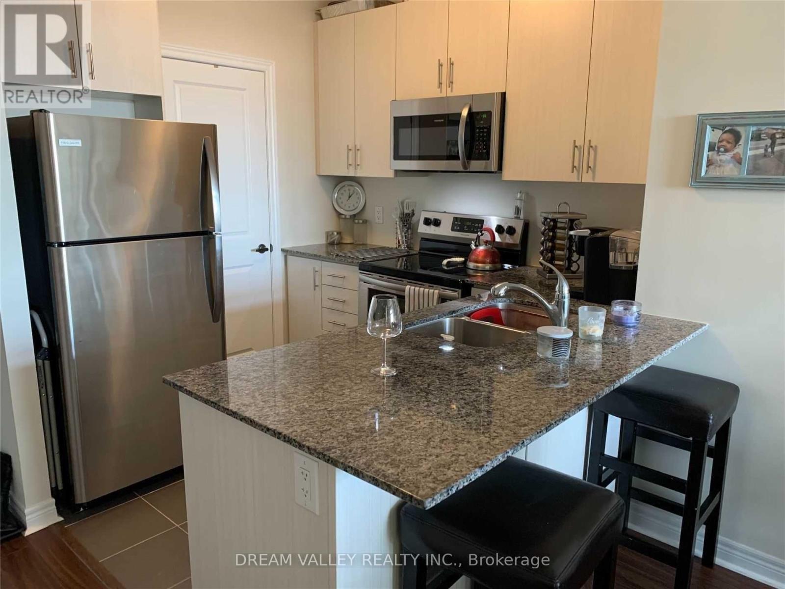 712 - 7325 Markham Road, Markham, ON - Indoor Photo Showing Kitchen With Stainless Steel Kitchen With Double Sink With Upgraded Kitchen