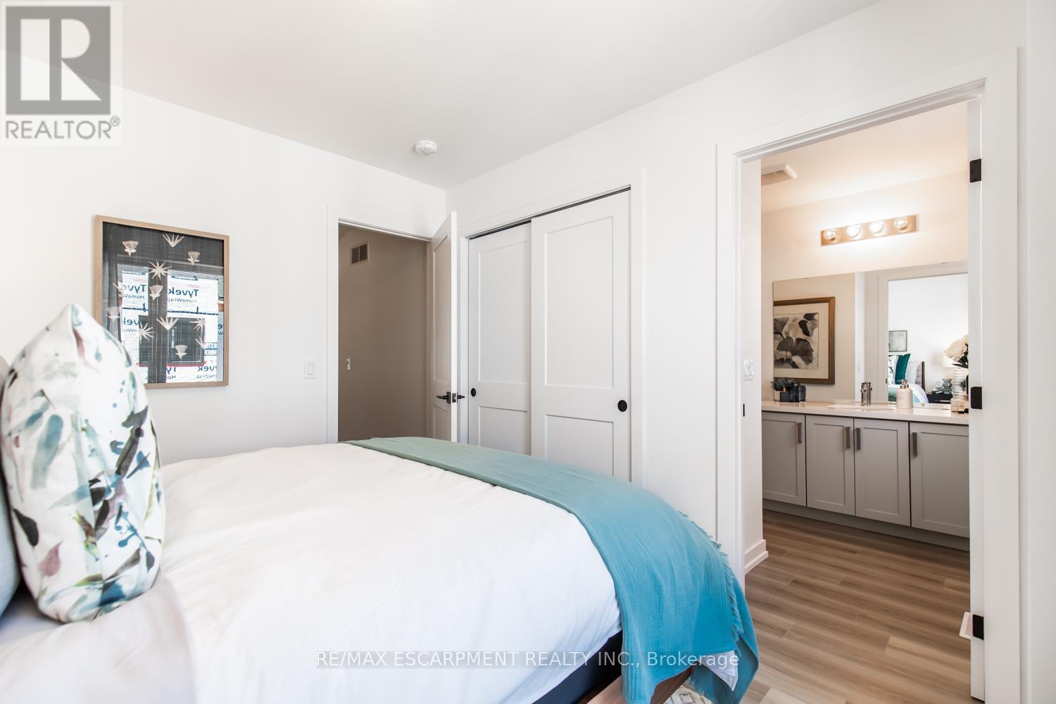 205 Burke Street, Hamilton, ON - Indoor Photo Showing Bedroom
