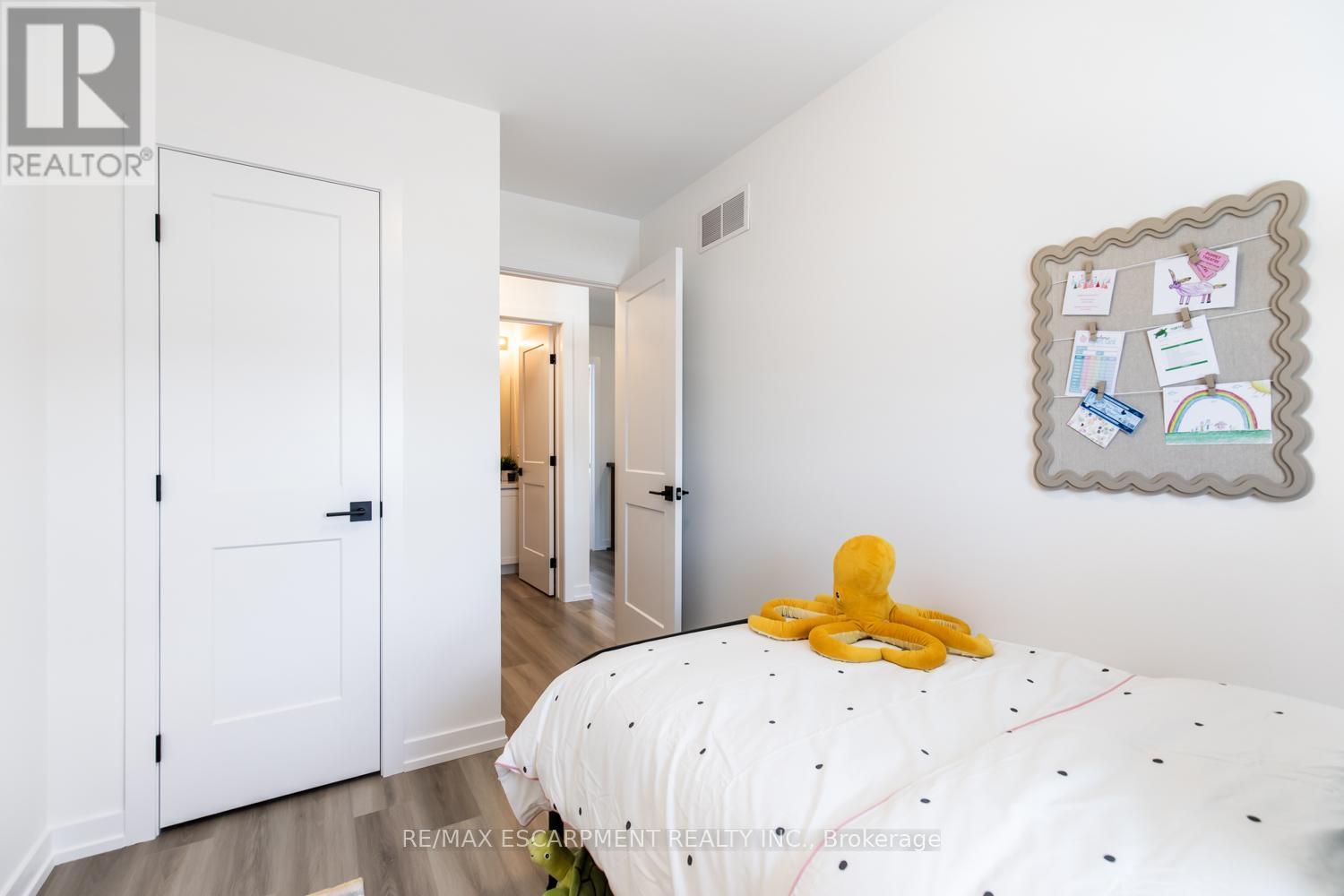 205 Burke Street, Hamilton, ON - Indoor Photo Showing Bedroom