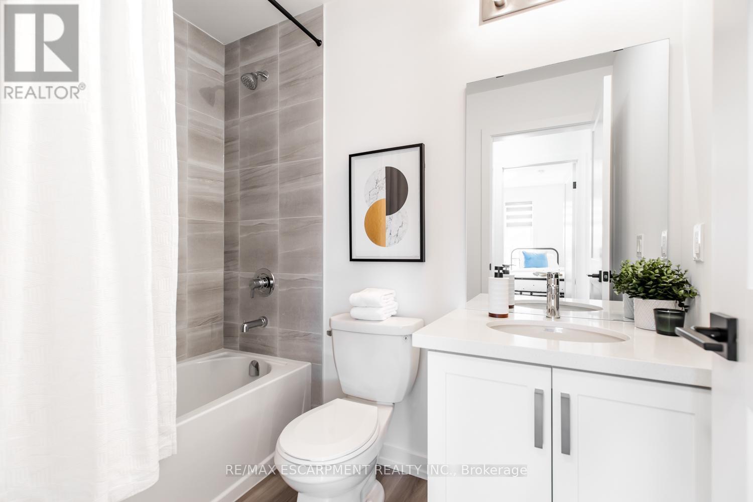 205 Burke Street, Hamilton, ON - Indoor Photo Showing Bathroom