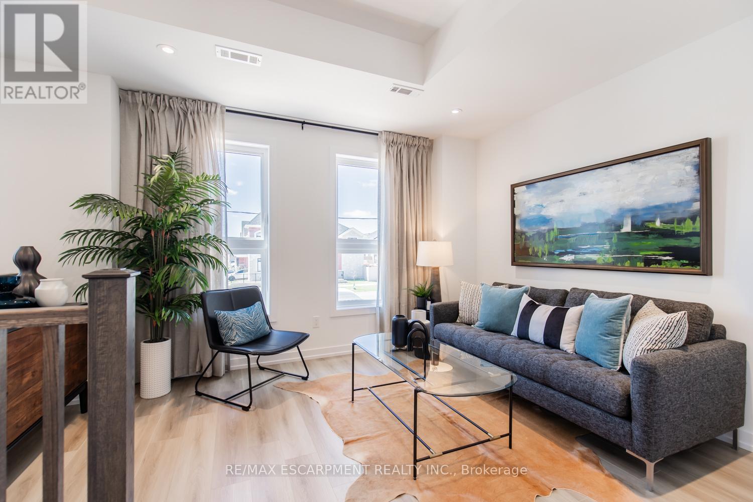 205 Burke Street, Hamilton, ON - Indoor Photo Showing Living Room