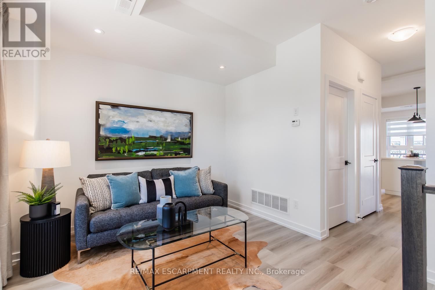 205 Burke Street, Hamilton, ON - Indoor Photo Showing Living Room