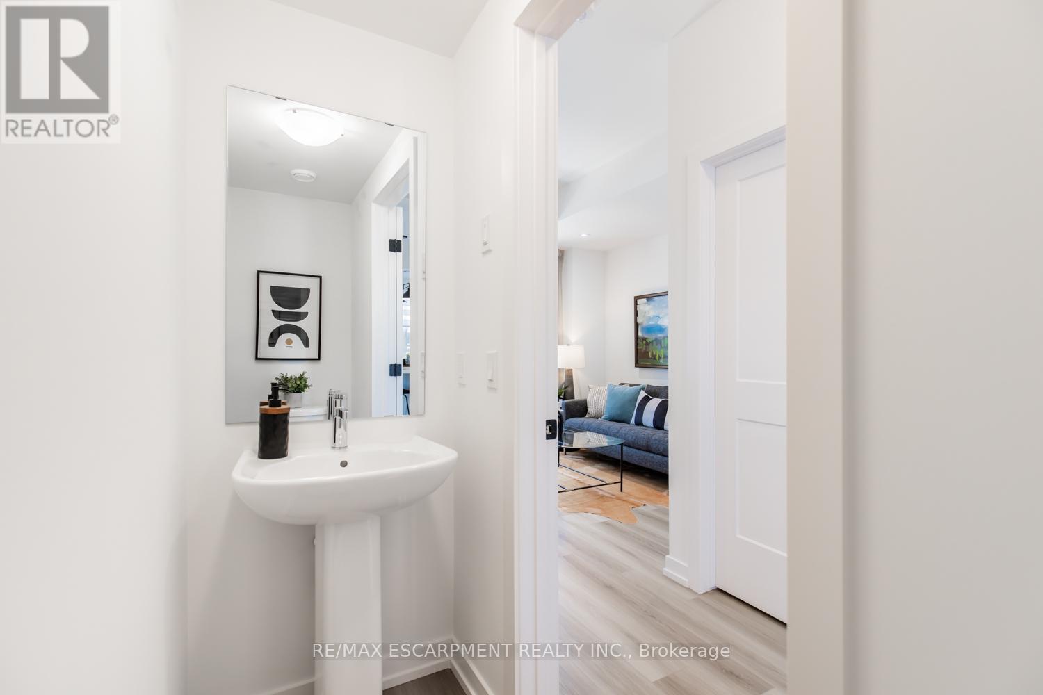 205 Burke Street, Hamilton, ON - Indoor Photo Showing Bathroom