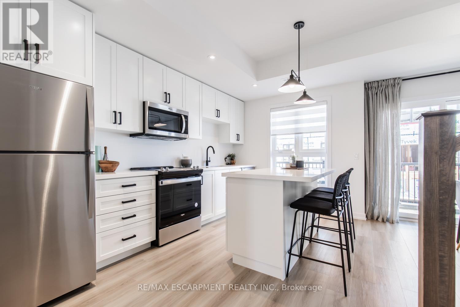 205 Burke Street, Hamilton, ON - Indoor Photo Showing Kitchen With Upgraded Kitchen