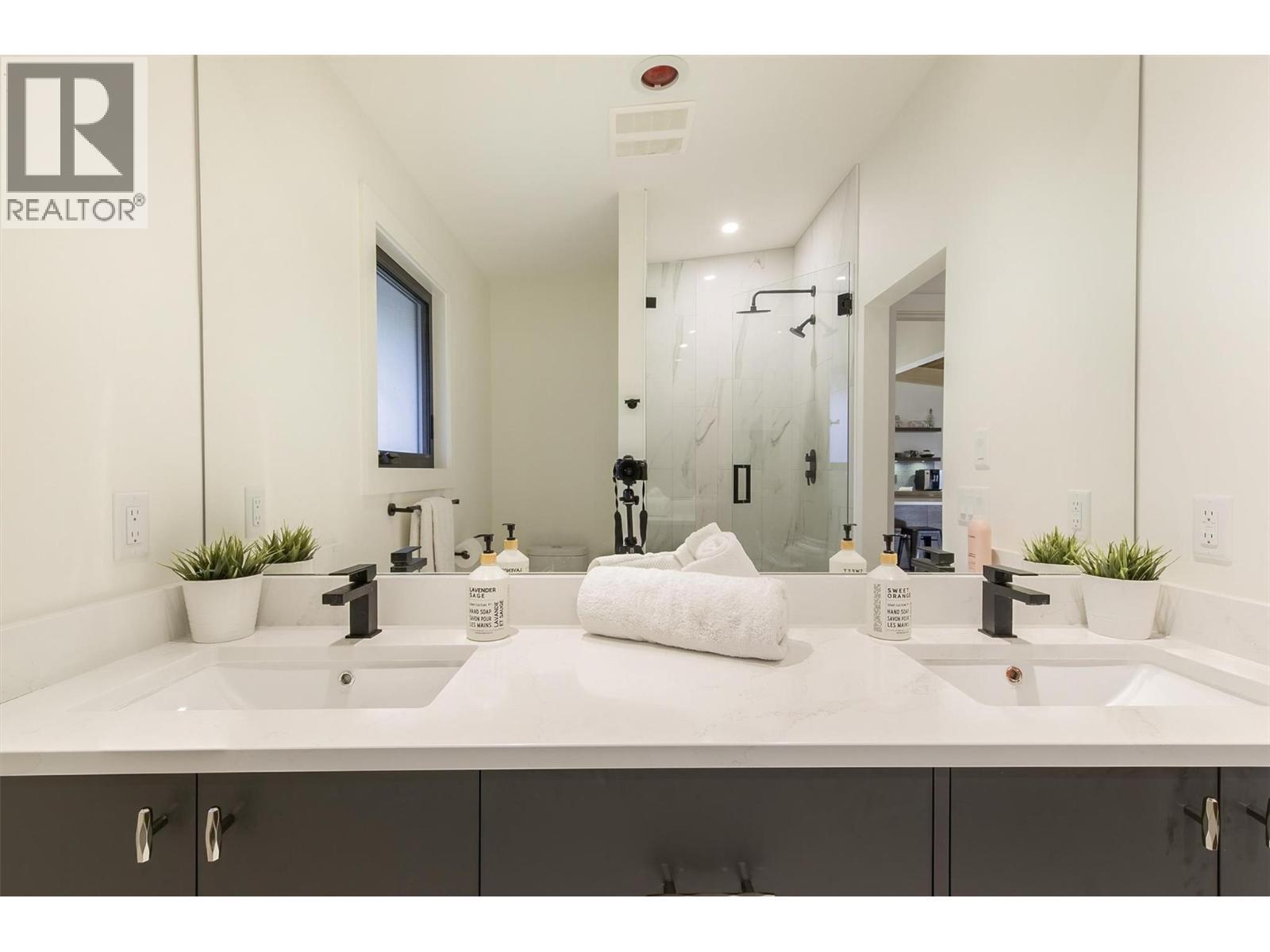 3153 Hall Road, Kelowna, BC - Indoor Photo Showing Bathroom