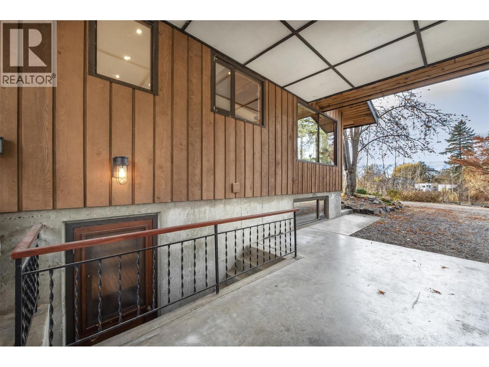 3153 Hall Road, Kelowna, BC - Indoor Photo Showing Other Room