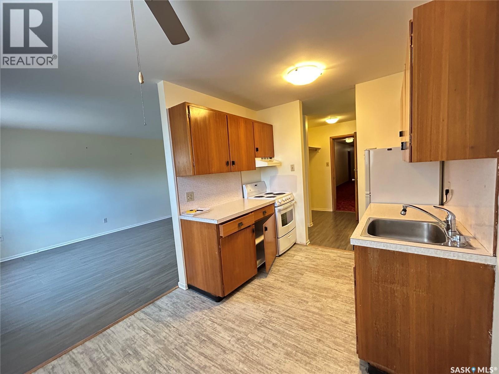 15 4Th Avenue, Maple Creek, SK - Indoor Photo Showing Kitchen