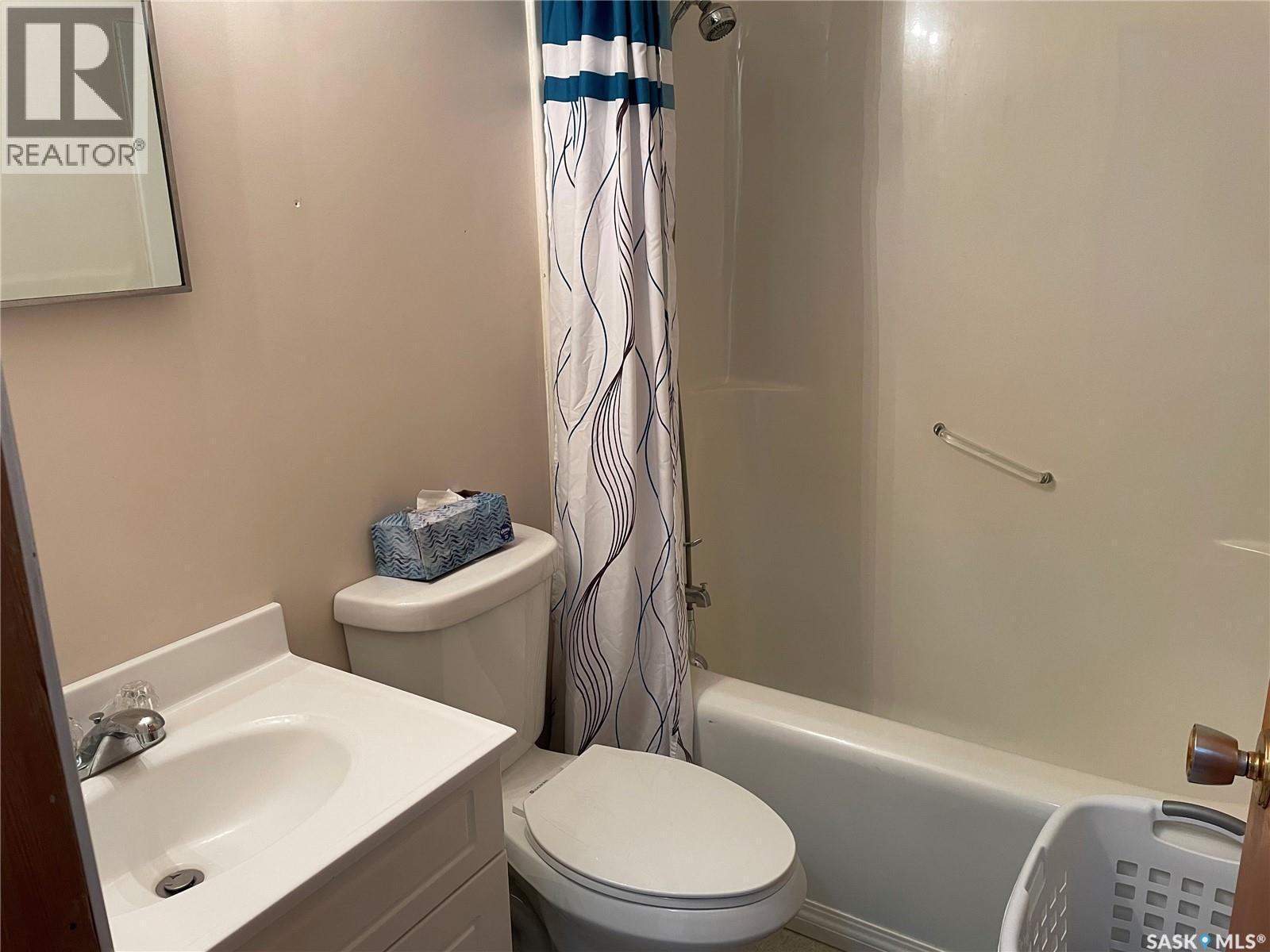 15 4Th Avenue, Maple Creek, SK - Indoor Photo Showing Bathroom