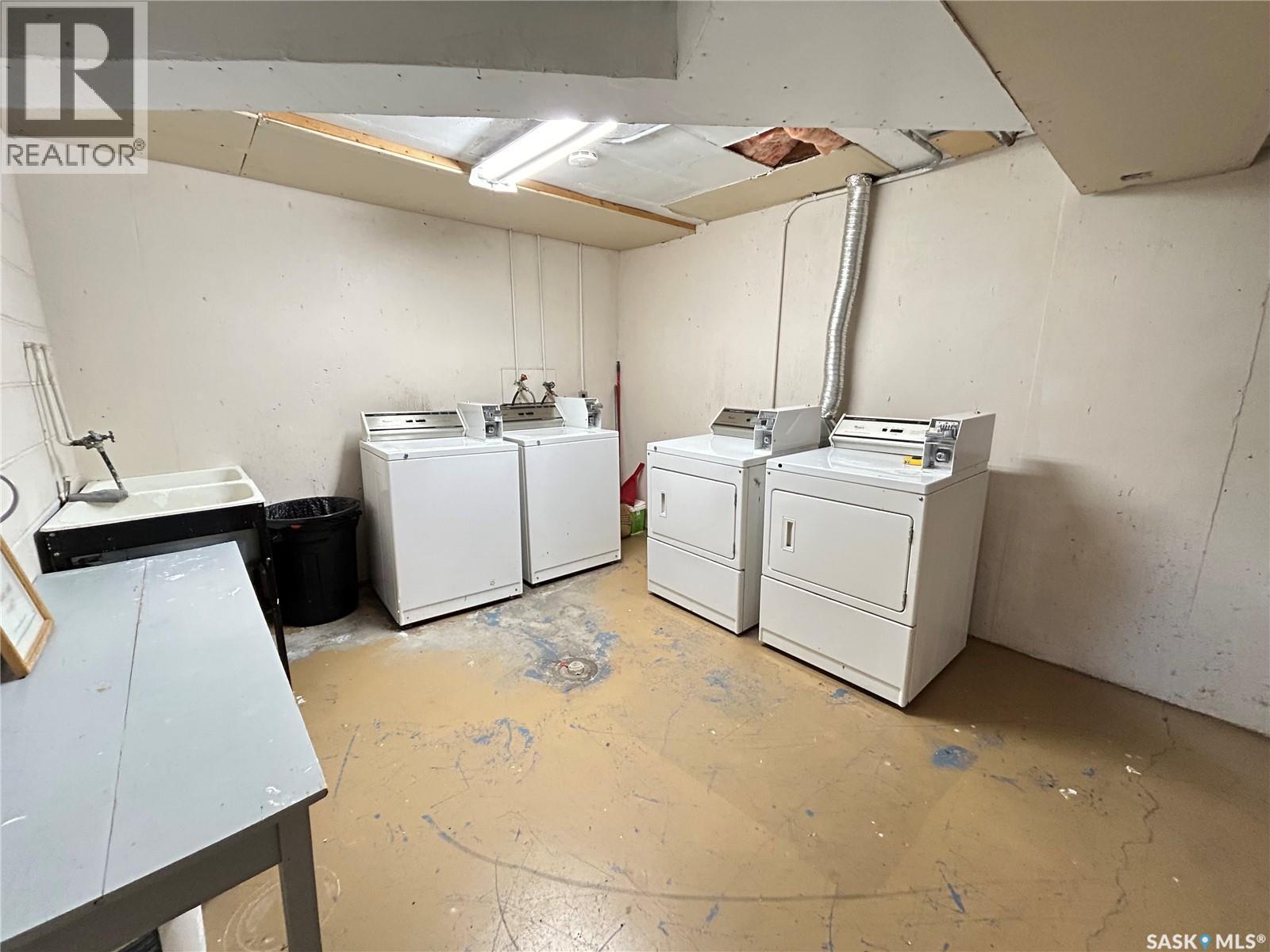 15 4Th Avenue, Maple Creek, SK - Indoor Photo Showing Laundry Room