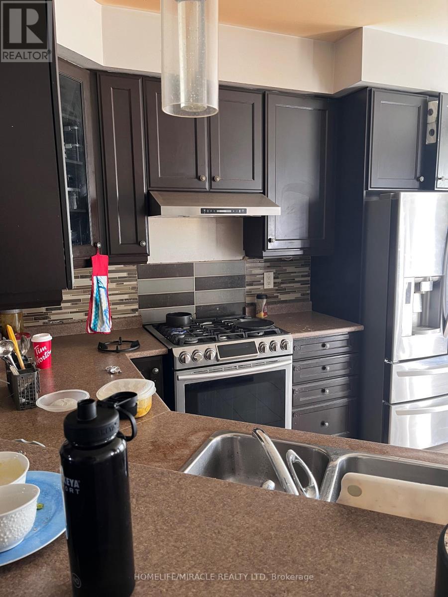 12 Meadowcrest Lane, Brampton, ON - Indoor Photo Showing Kitchen With Double Sink With Upgraded Kitchen
