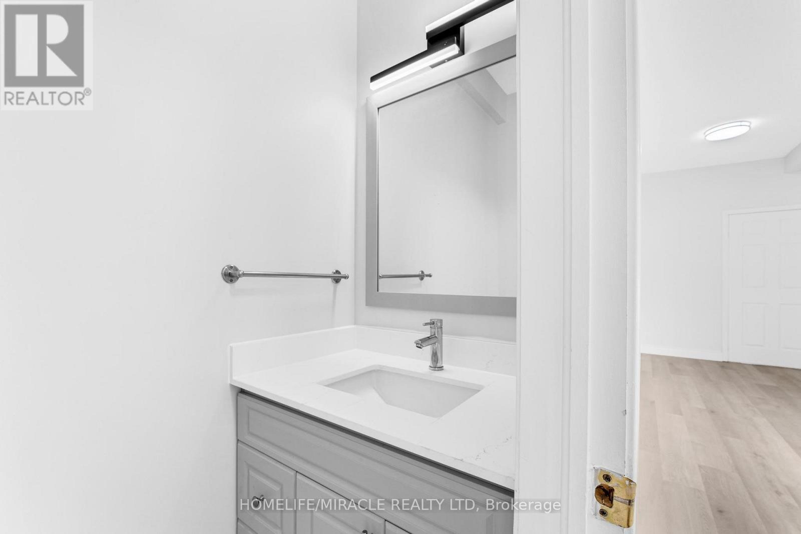 120 Jansen Avenue, Kitchener, ON - Indoor Photo Showing Bathroom