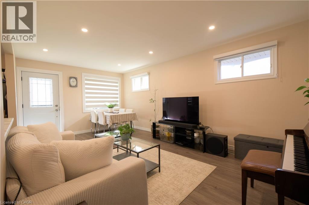 73 Larkspur Crescent, Kitchener, ON - Indoor Photo Showing Living Room
