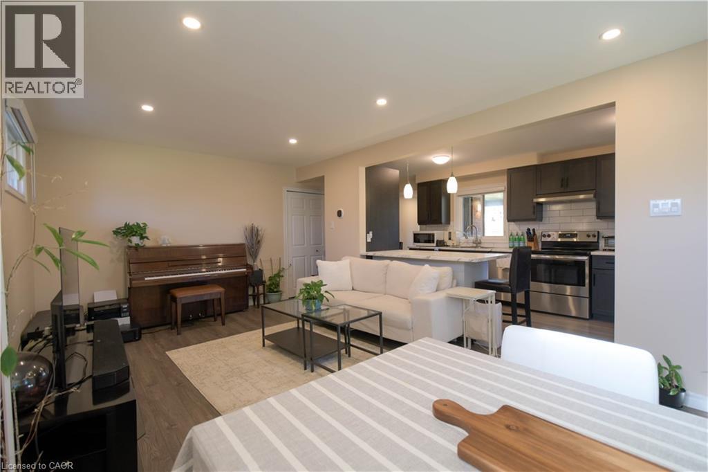73 Larkspur Crescent, Kitchener, ON - Indoor Photo Showing Living Room