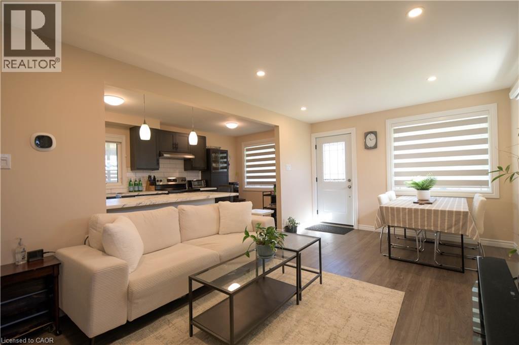 73 Larkspur Crescent, Kitchener, ON - Indoor Photo Showing Living Room