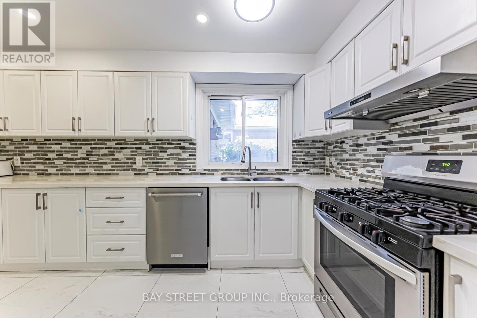 Main Floor #2 - 43 Sherwood Forest Drive, Markham, ON - Indoor Photo Showing Kitchen With Double Sink With Upgraded Kitchen