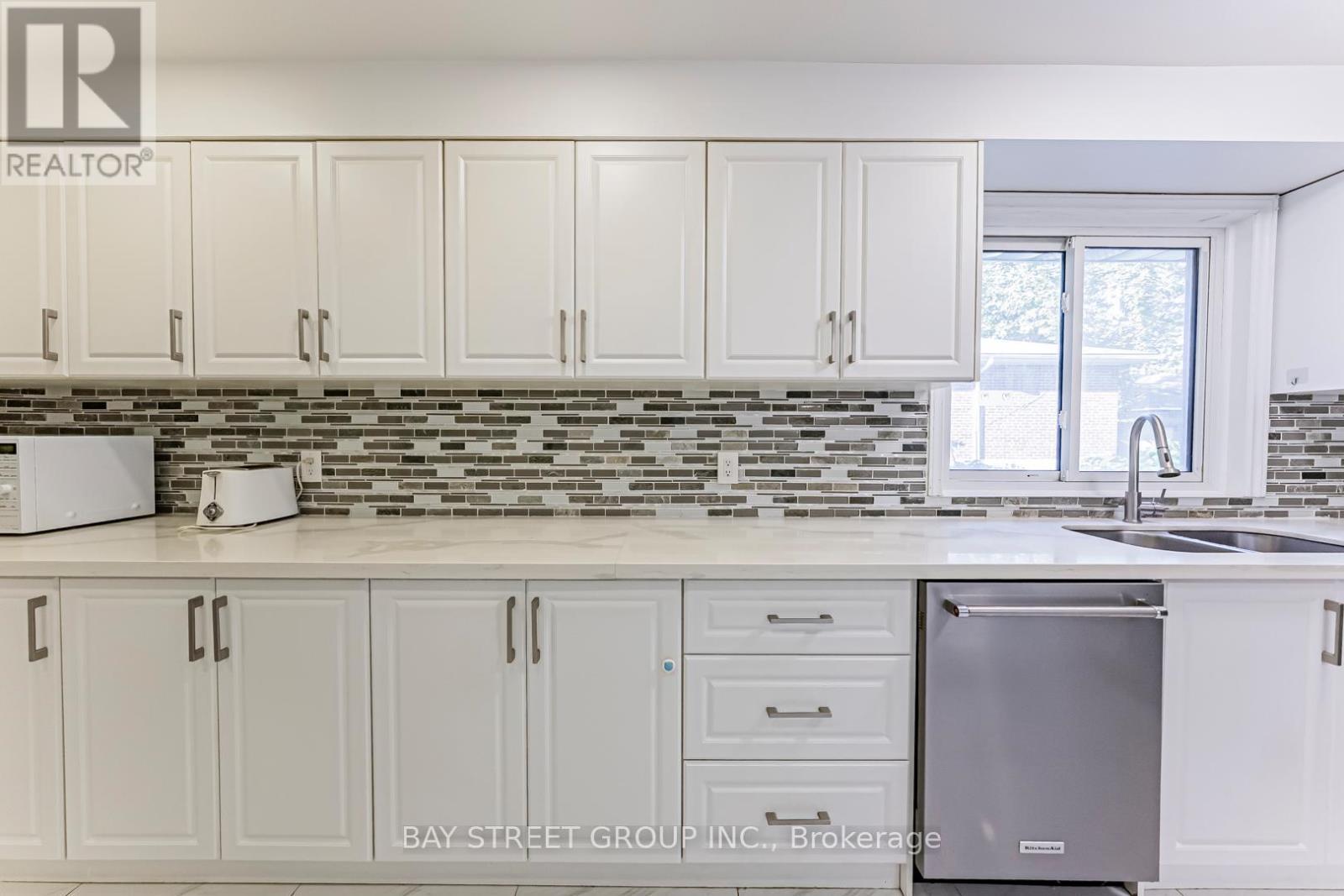 Main Floor #2 - 43 Sherwood Forest Drive, Markham, ON - Indoor Photo Showing Kitchen With Double Sink With Upgraded Kitchen
