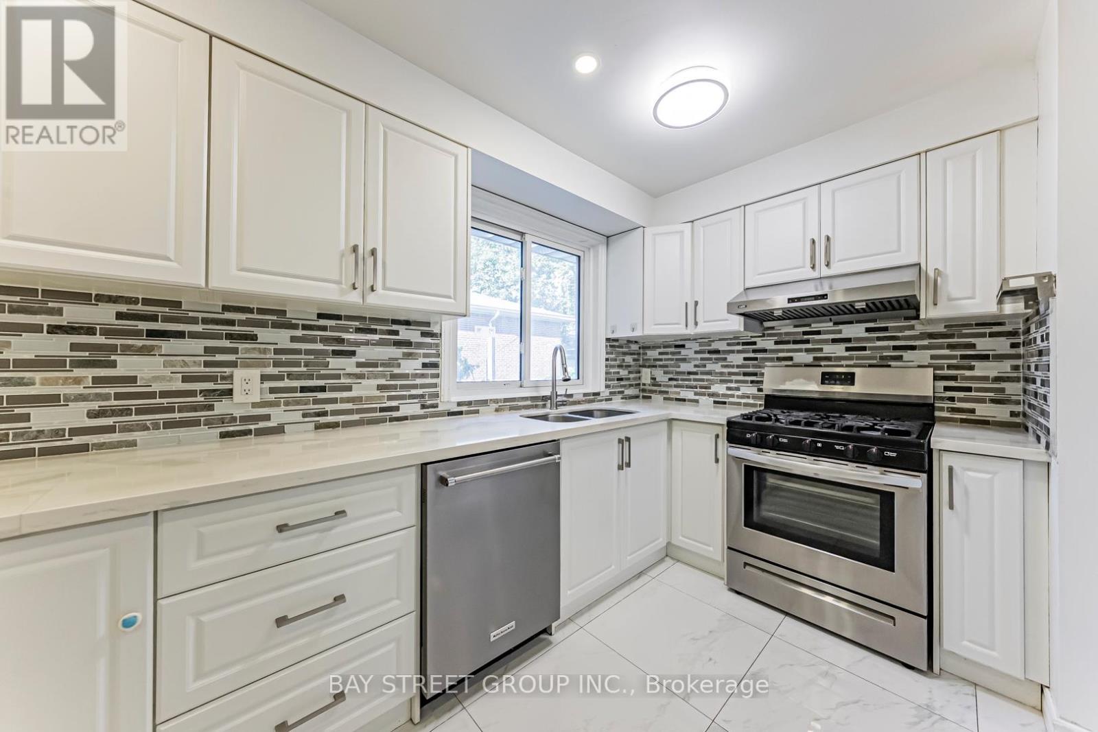 Main Floor #2 - 43 Sherwood Forest Drive, Markham, ON - Indoor Photo Showing Kitchen With Double Sink With Upgraded Kitchen