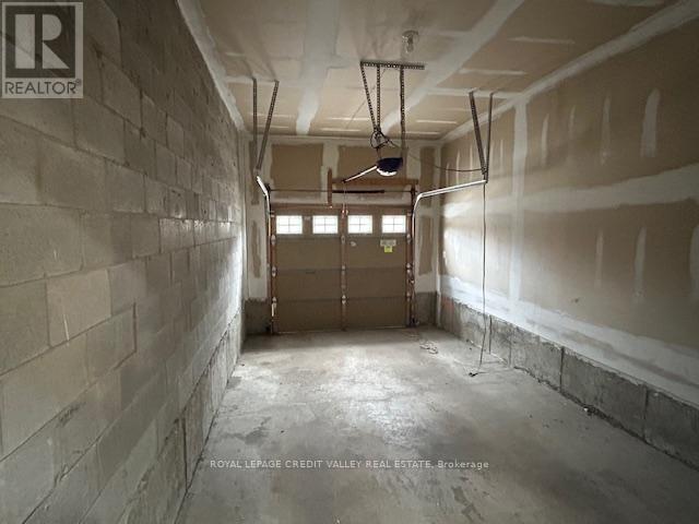 4 Blue Meadow Court, Markham, ON - Indoor Photo Showing Garage