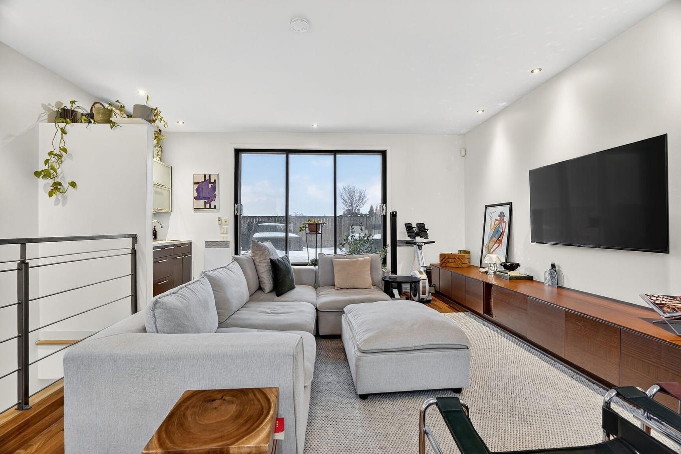 Salon - 2415 Rue Ste-Catherine E., Montréal (Ville-Marie), QC - Indoor Photo Showing Living Room