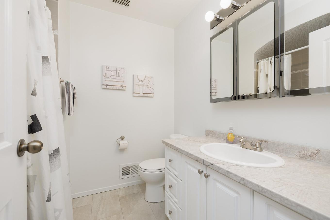 Bathroom - 165 Av. Sedgefield, Pointe-Claire, QC - Indoor Photo Showing Bathroom