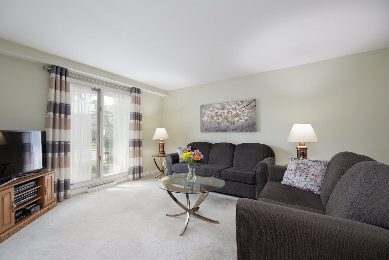 Living room - 165 Av. Sedgefield, Pointe-Claire, QC - Indoor Photo Showing Living Room