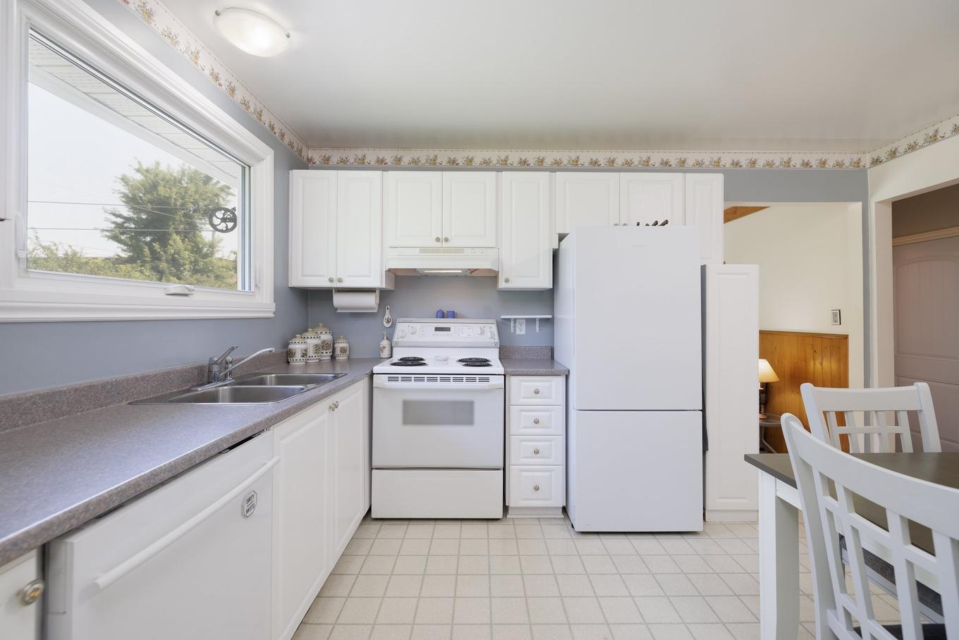 Kitchen - 165 Av. Sedgefield, Pointe-Claire, QC - Indoor Photo Showing Kitchen With Double Sink
