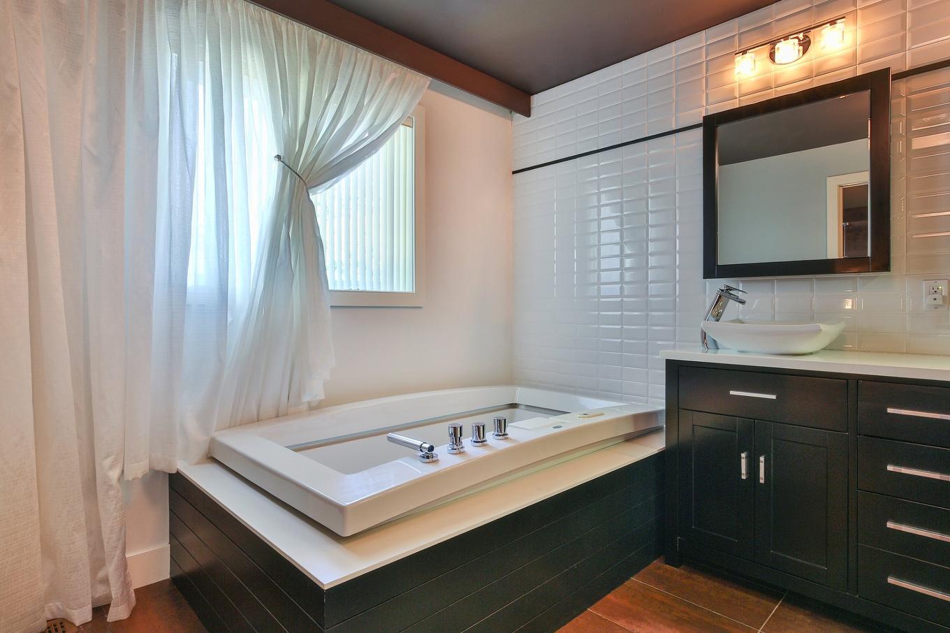 Ensuite bathroom - 15 Rue Louis-Liénard-De-Beaujeu, Saint-Jean-Sur-Richelieu, QC - Indoor Photo Showing Bathroom