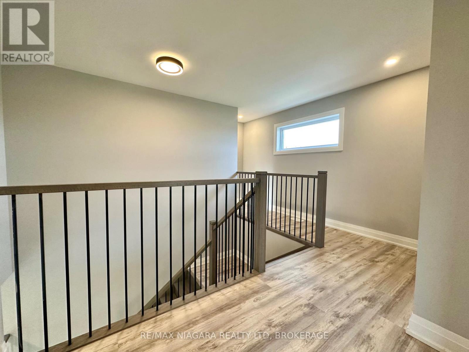 Sheraz Ahmad Remax Niagara Falls 905-414-3884 - Main - 39 Grove Avenue, St. Catharines (Secord Woods), ON - Indoor Photo Showing Other Room