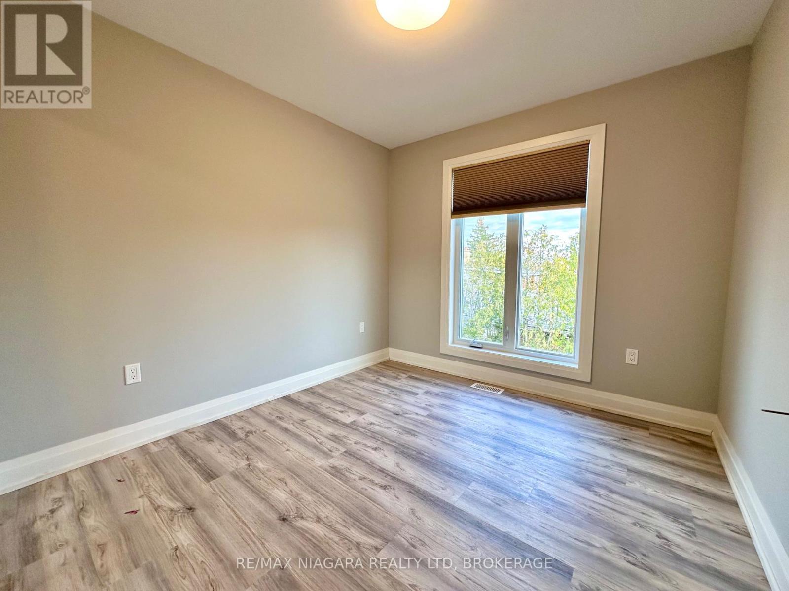 Sheraz Ahmad Remax Niagara Falls 905-414-3884 - Main - 39 Grove Avenue, St. Catharines (Secord Woods), ON - Indoor Photo Showing Other Room