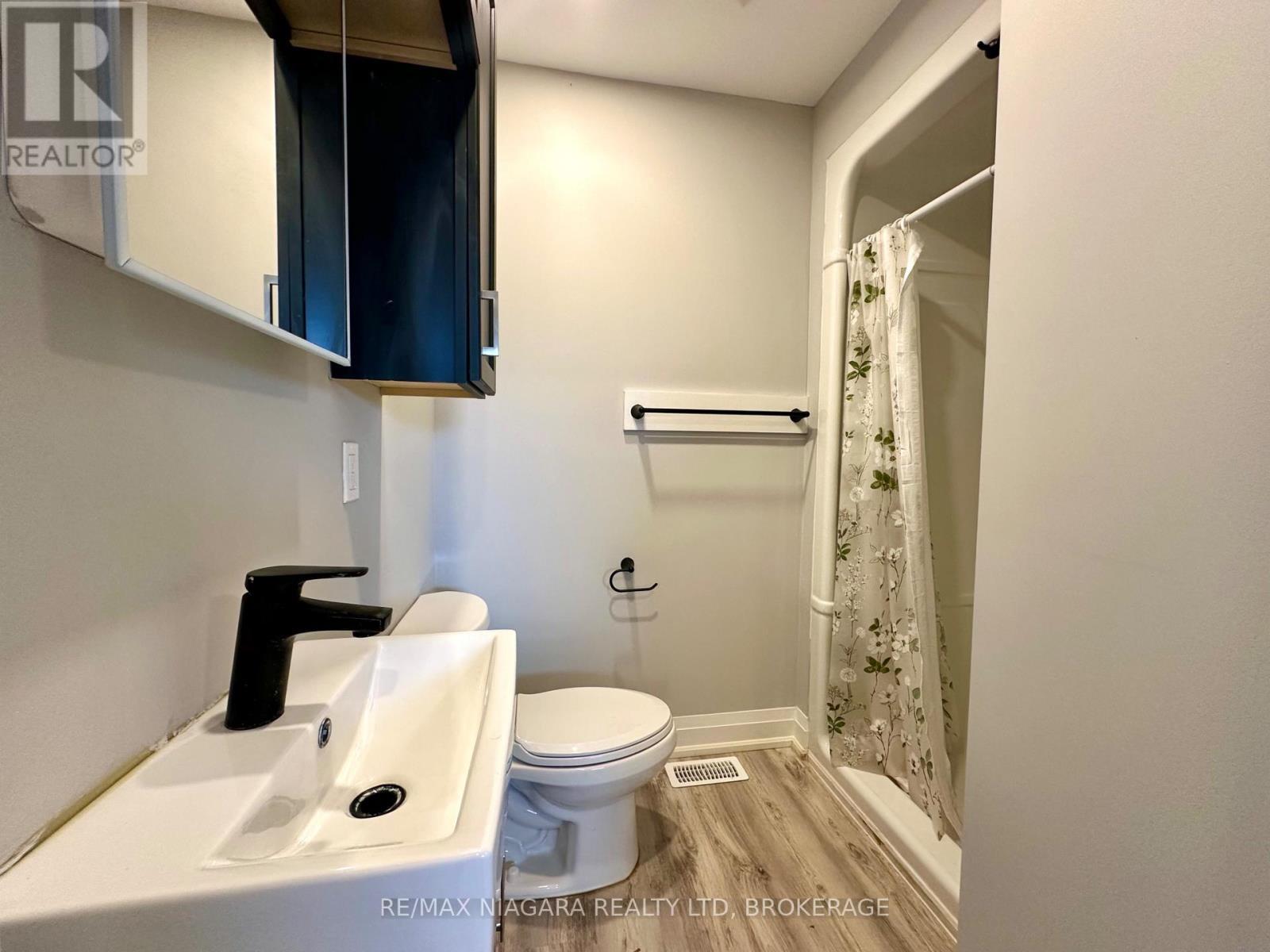 Sheraz Ahmad Remax Niagara Falls 905-414-3884 - Main - 39 Grove Avenue, St. Catharines (Secord Woods), ON - Indoor Photo Showing Bathroom