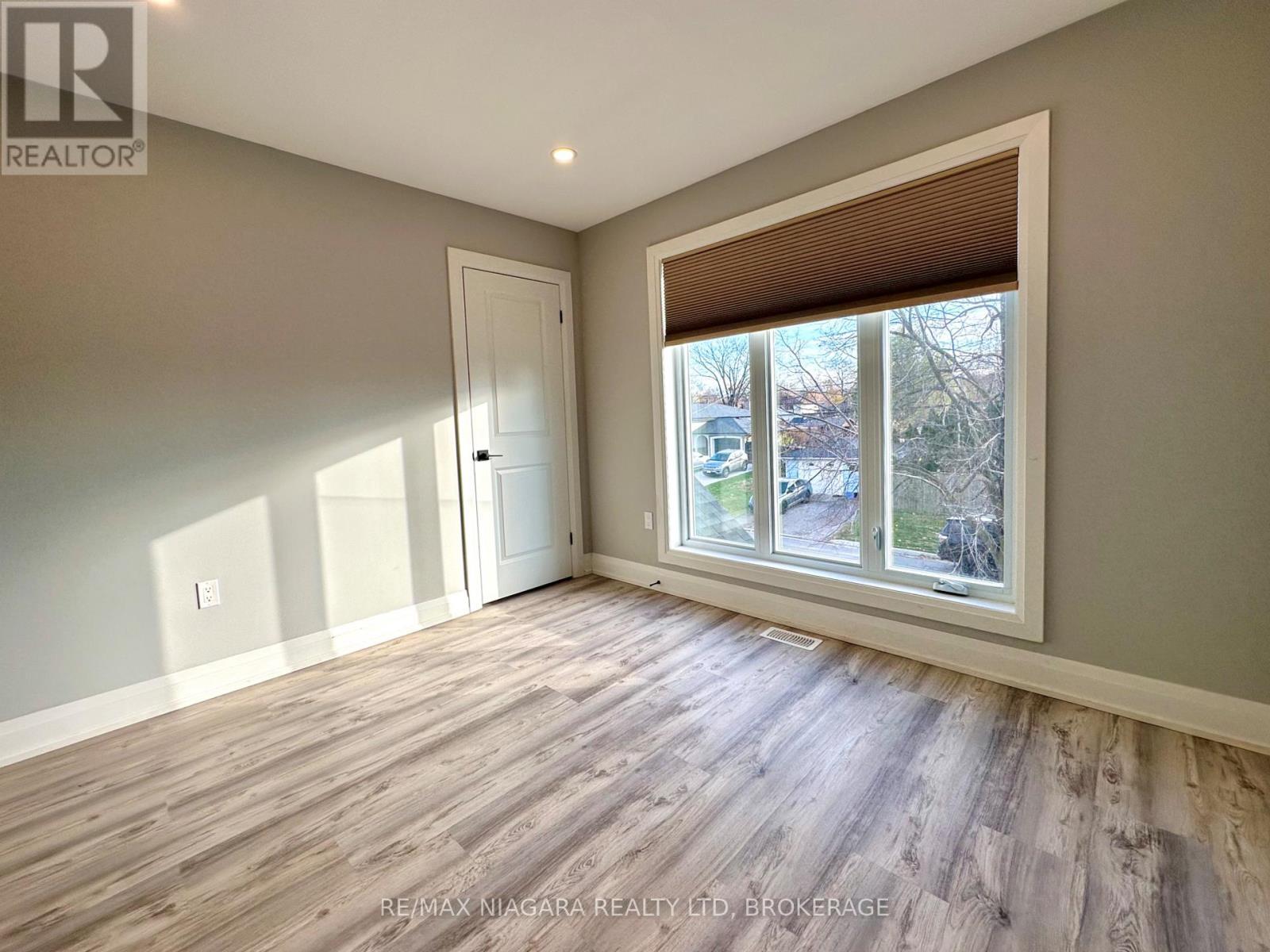 Sheraz Ahmad Remax Niagara Falls 905-414-3884 - Main - 39 Grove Avenue, St. Catharines (Secord Woods), ON - Indoor Photo Showing Other Room