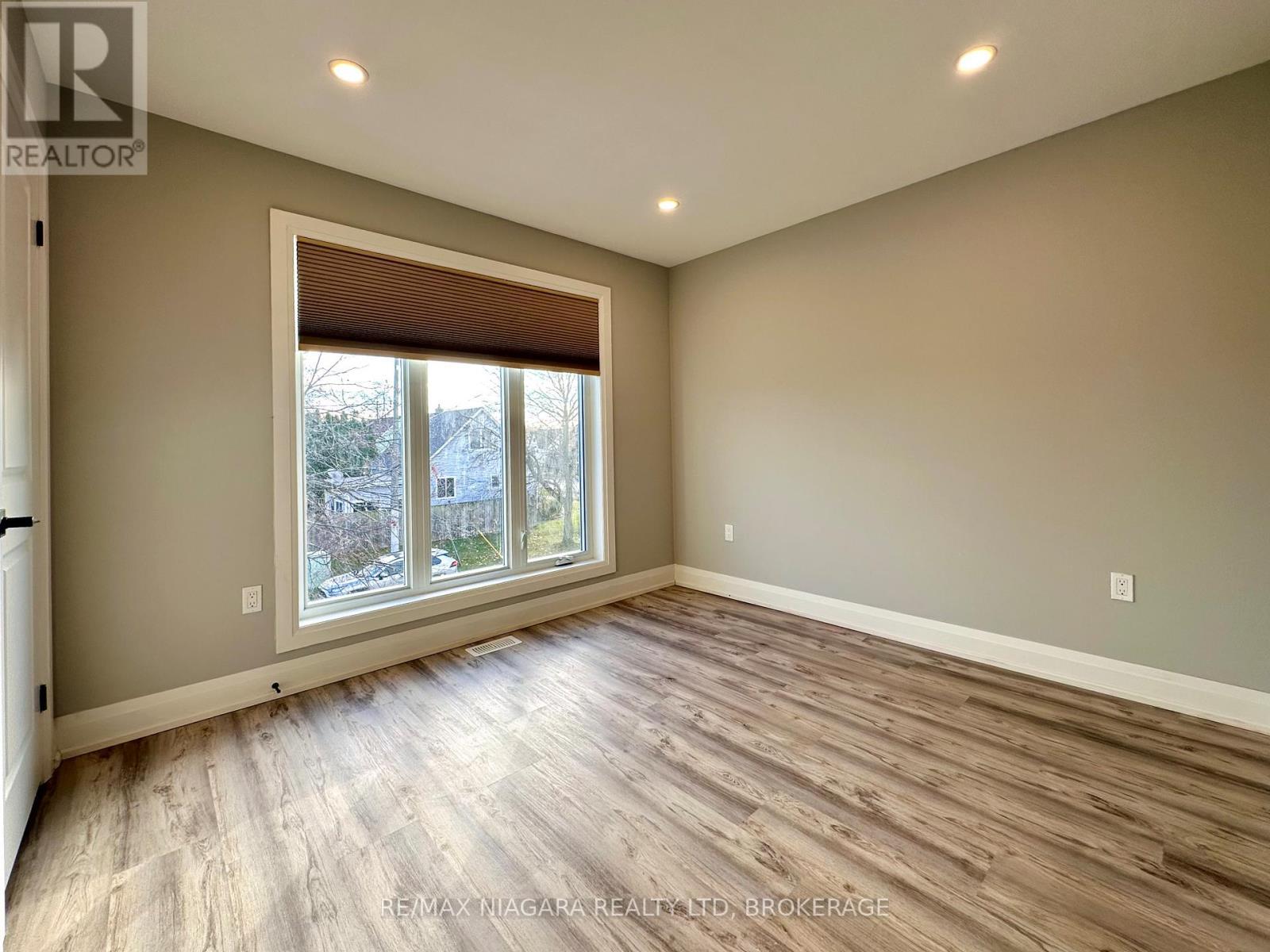 Sheraz Ahmad Remax Niagara Falls 905-414-3884 - Main - 39 Grove Avenue, St. Catharines (Secord Woods), ON - Indoor Photo Showing Other Room