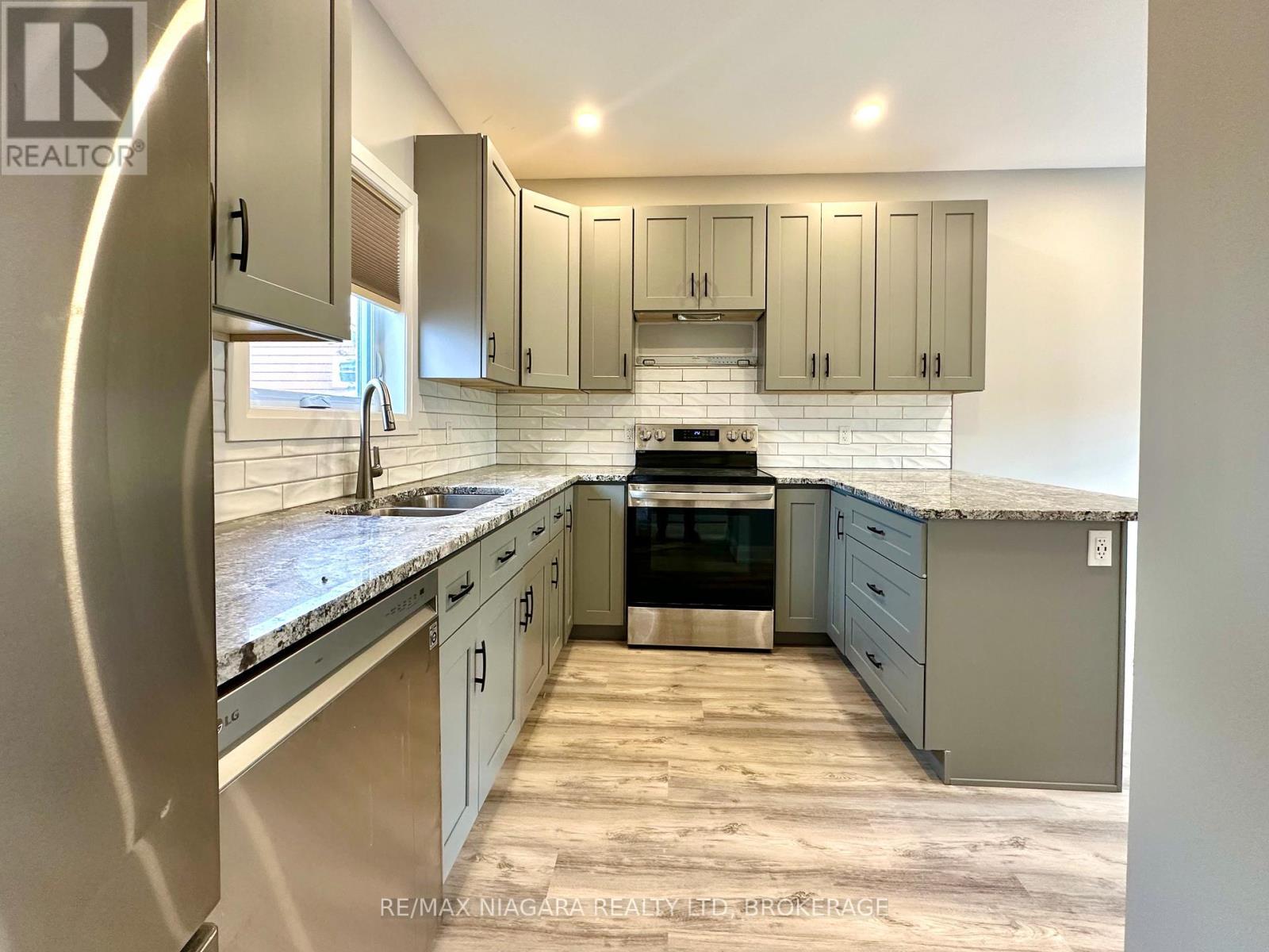 Sheraz Ahmad Remax Niagara Falls 905-414-3884 - Main - 39 Grove Avenue, St. Catharines (Secord Woods), ON - Indoor Photo Showing Kitchen With Double Sink With Upgraded Kitchen