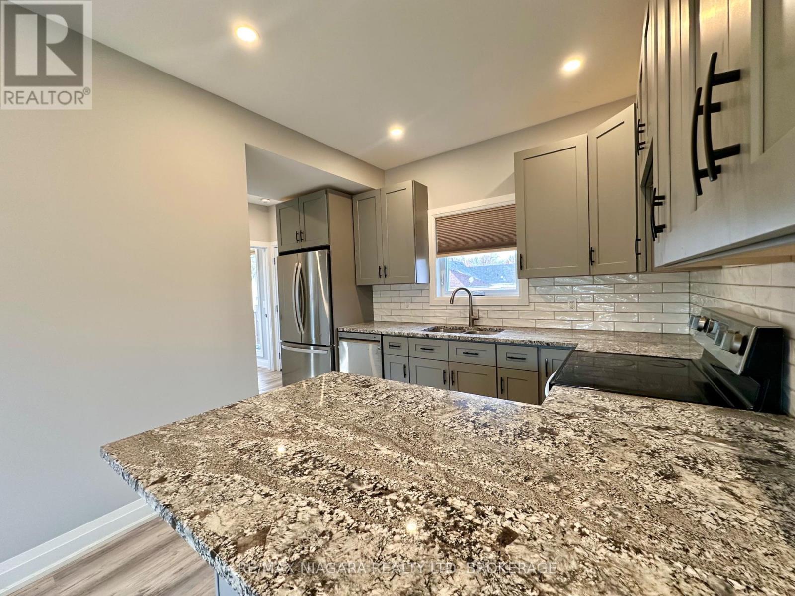 Sheraz Ahmad Remax Niagara Falls 905-414-3884 - Main - 39 Grove Avenue, St. Catharines (Secord Woods), ON - Indoor Photo Showing Kitchen With Double Sink With Upgraded Kitchen