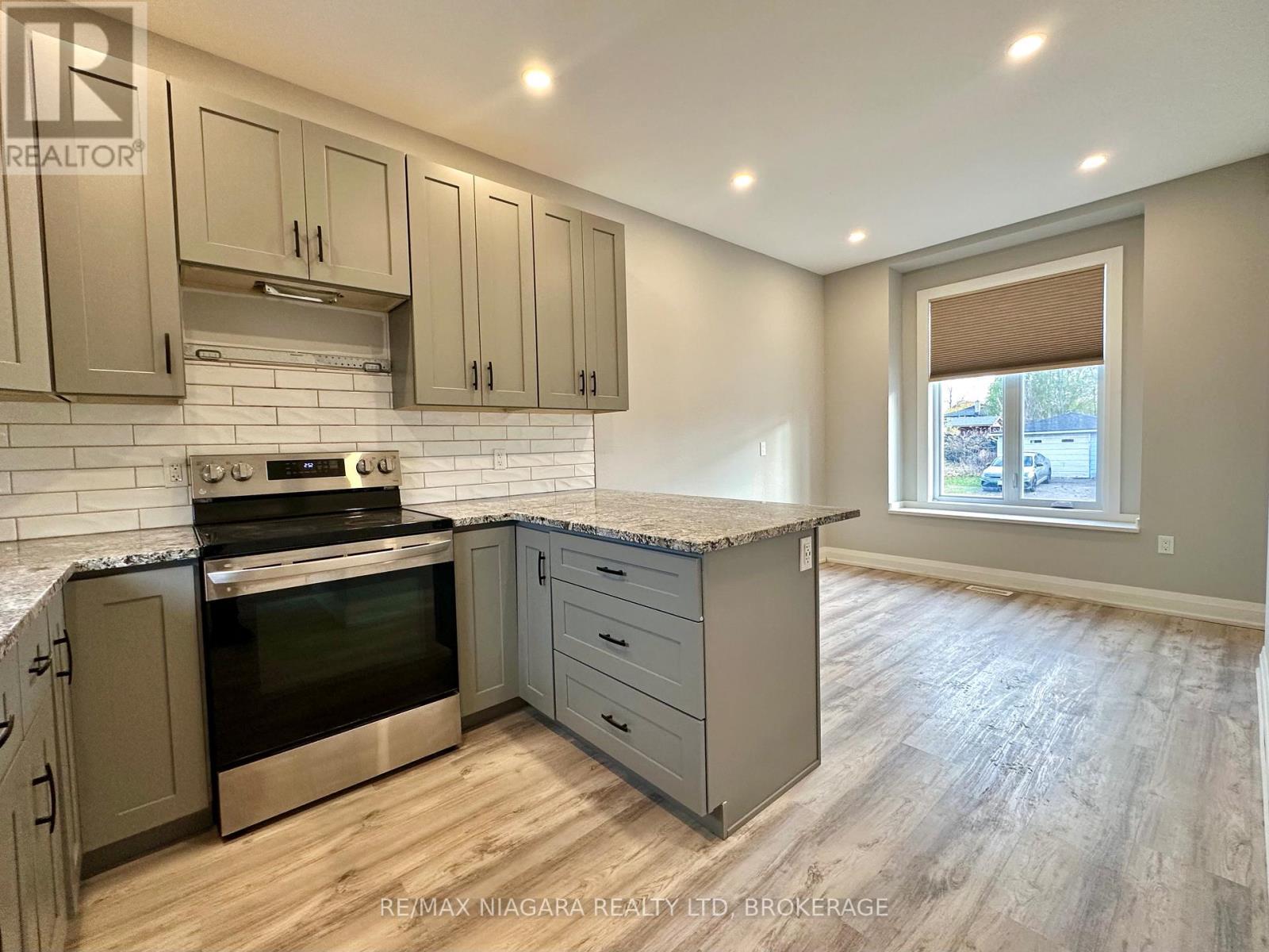 Sheraz Ahmad Remax Niagara Falls 905-414-3884 - Main - 39 Grove Avenue, St. Catharines (Secord Woods), ON - Indoor Photo Showing Kitchen