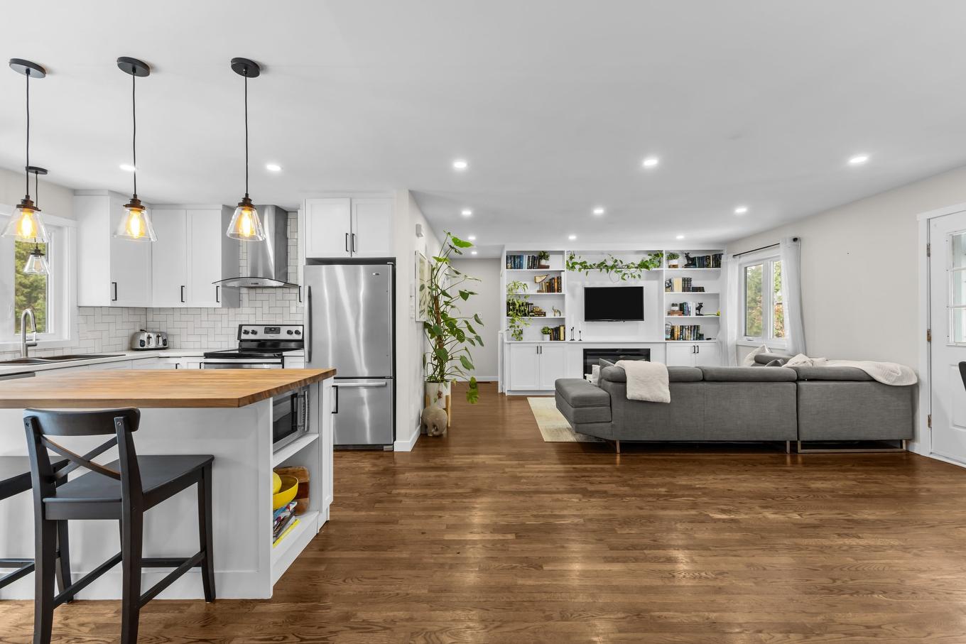 Interior - 18 Rue St-Viateur, Rigaud, QC - Indoor Photo Showing Kitchen With Upgraded Kitchen