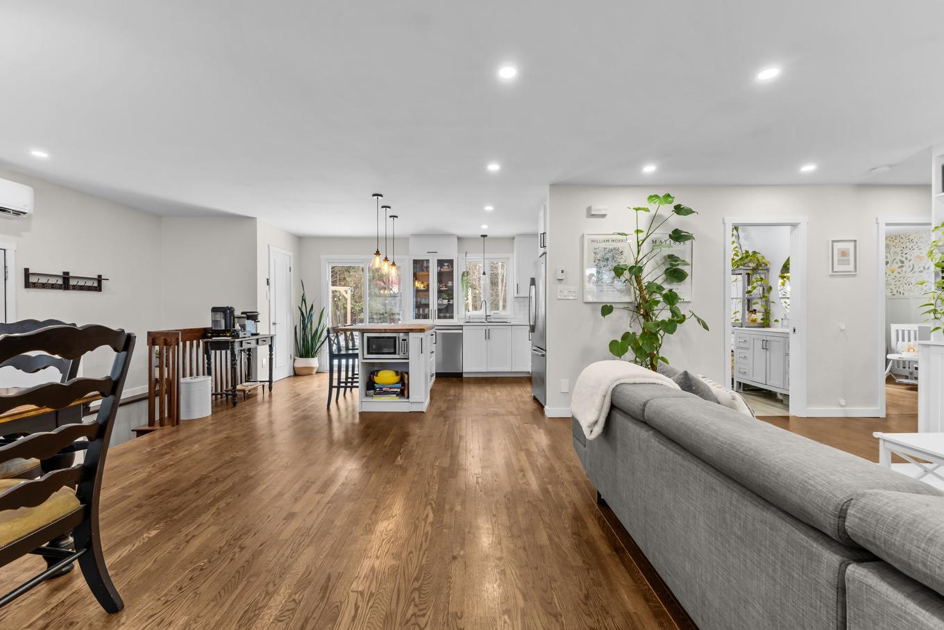 Overall view - 18 Rue St-Viateur, Rigaud, QC - Indoor Photo Showing Living Room