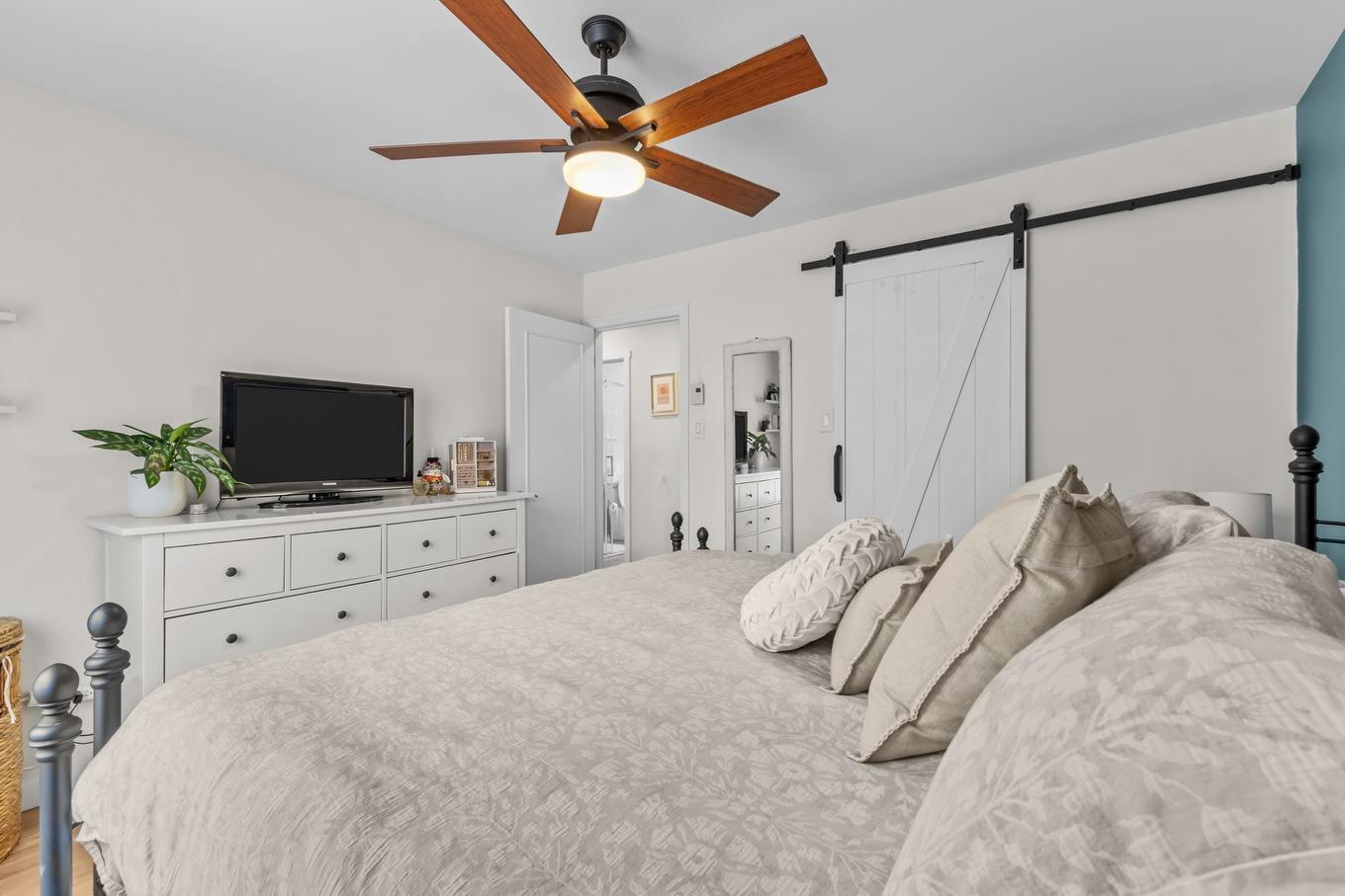 Primary bedroom - 18 Rue St-Viateur, Rigaud, QC - Indoor Photo Showing Bedroom