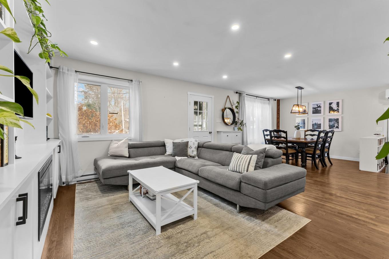 Living room - 18 Rue St-Viateur, Rigaud, QC - Indoor Photo Showing Living Room